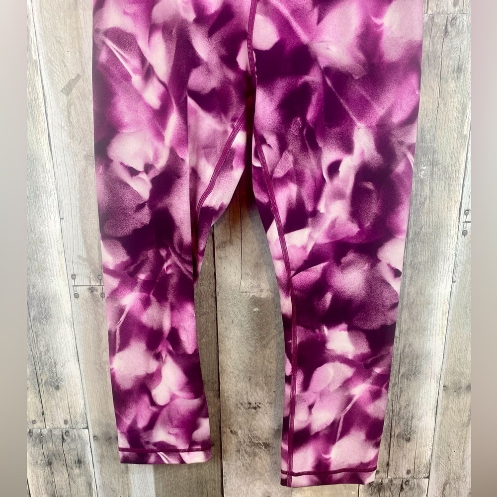 Lululemon Wunder Under Crop (Hi-Rise) 21" in Blush Blossom Size 6. - Picture 6 of 14